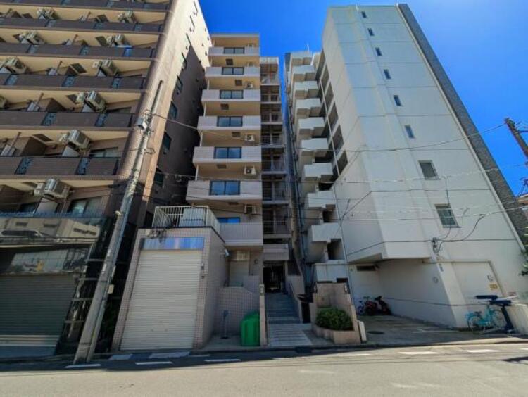 外観 ここから始まる「日常」はご家族にとってかけがえのない時間となります。少しでも豊かに、快適に。そんな想いから本邸宅は生まれました。周辺には利便性の高い施設や緑にあふれ、永住の地に相応しい環境です。