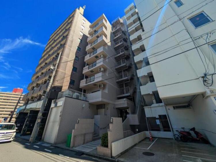 外観 ここから始まる「日常」はご家族にとってかけがえのない時間となります。少しでも豊かに、快適に。そんな想いから本邸宅は生まれました。周辺には利便性の高い施設や緑にあふれ、永住の地に相応しい環境です。