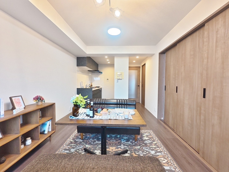 居間 忙しく過ぎゆく日常を置き去るほど、ゆったりした時間が流れるリビング。