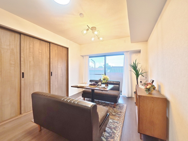 居間 居心地の良い空気感は、暮らしのステージを彩り、心からのやすらぎと満足感を与えてくれます。