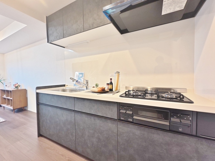 キッチン スマートな意匠と充実の機能を備えたキッチンが、暮らしにおいしい彩りを添えます。