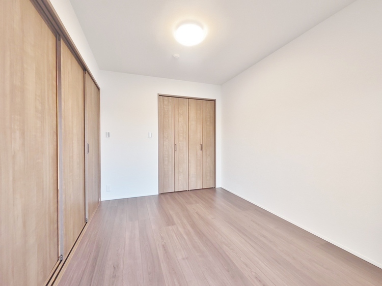 寝室 ベッドも十分に設置するスペースがあります。