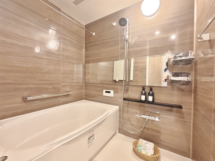 風呂 一日の疲れを癒すバスルームは、心地よいリラックスを叶える清潔感溢れる空間です。