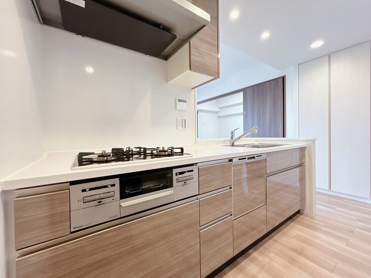 キッチン スマートな意匠と充実の機能を備えたキッチンが、暮らしにおいしい彩りを添えます。