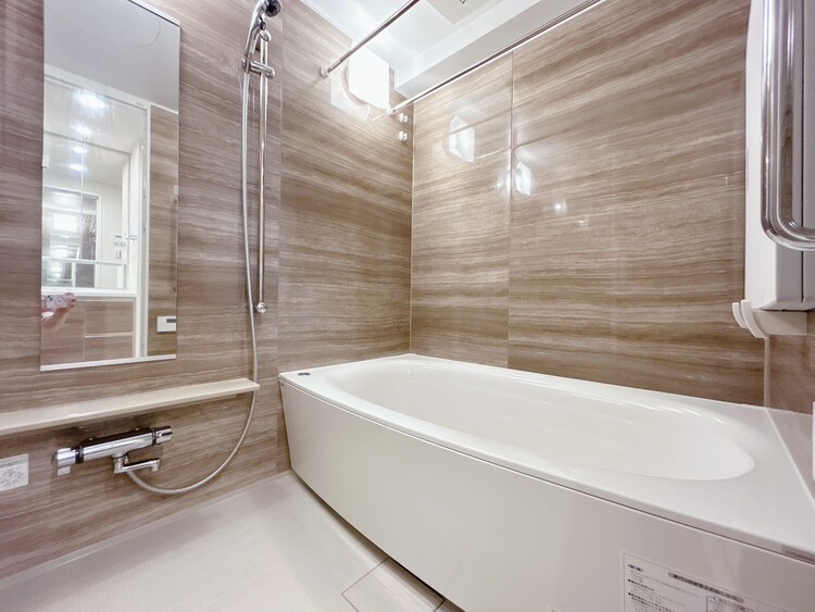 風呂 一日の疲れを癒すバスルームは、心地よいリラックスを叶える清潔感溢れる空間です。