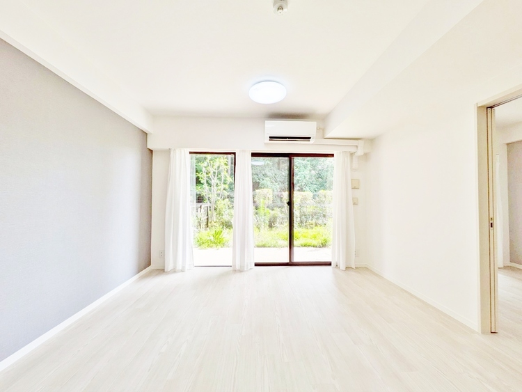 居間 居心地の良い空気感は、暮らしのステージを彩り、心からのやすらぎと満足感を与えてくれます。