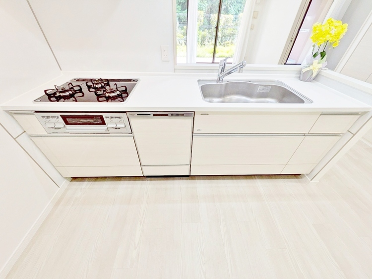 キッチン スマートな意匠と充実の機能を備えたキッチンが、暮らしにおいしい彩りを添えます。