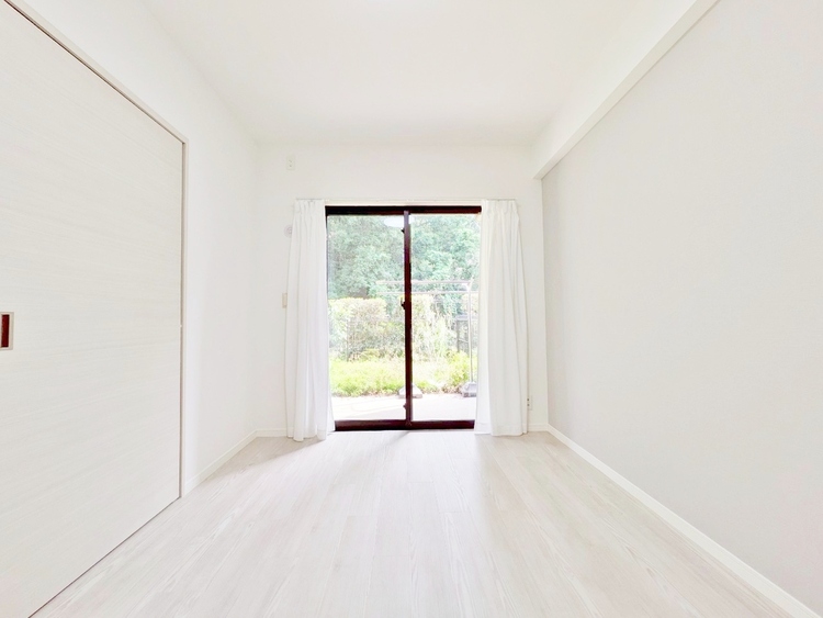 寝室 ベッドも十分に設置するスペースがあります。