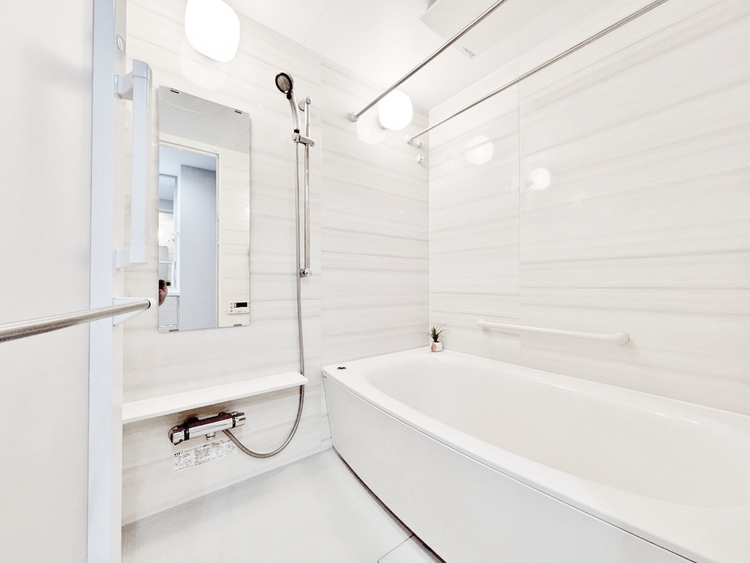 風呂 一日の疲れを癒すバスルームは、心地よいリラックスを叶える清潔感溢れる空間です。