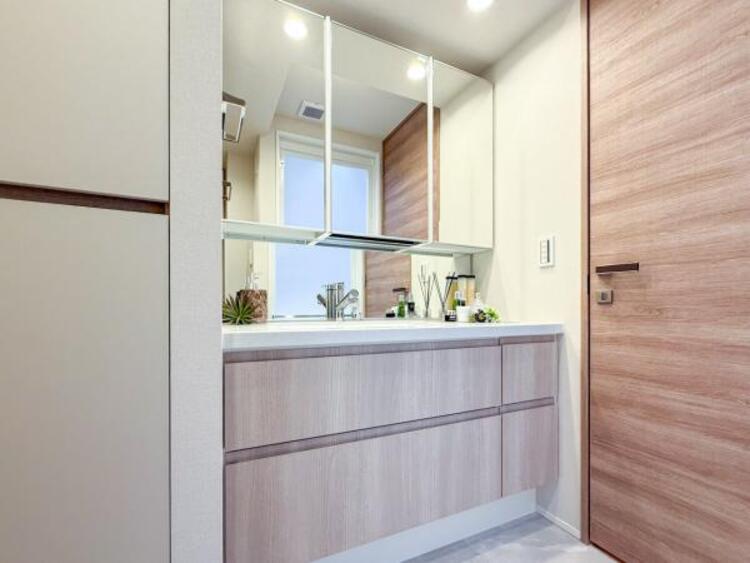 洗面 一日の始まりと終わりは洗面化粧台から。清潔感と機能性を備えたパウダールームです。