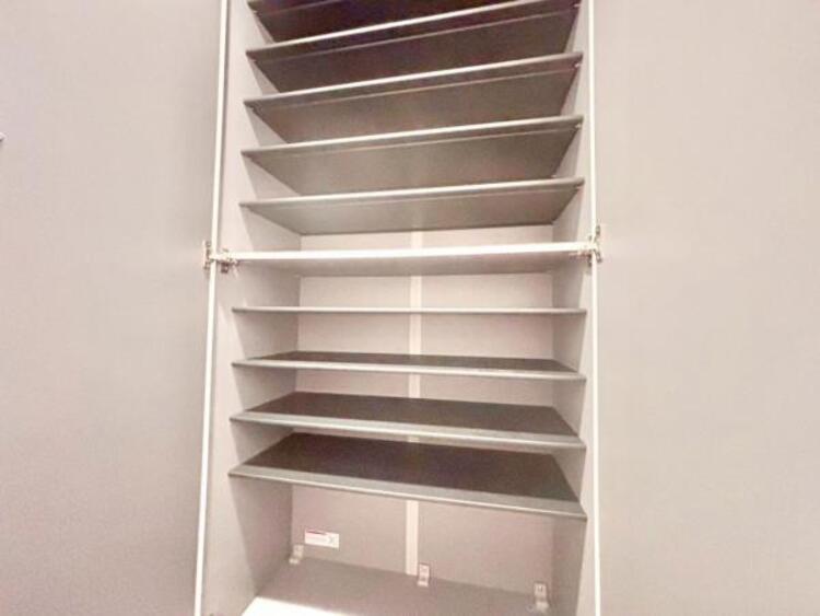 収納 背の高い大型のシューズボックスには靴やブーツなどがたくさん収納可能。