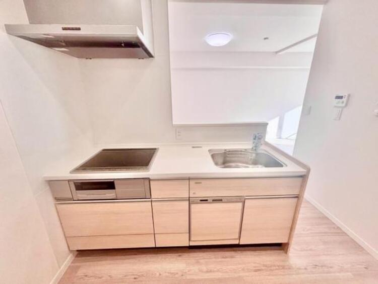 設備 対面カウンターキッチン　キッチンはご家族との会話が楽しめる対面カウンタータイプを採用。リビングで遊ぶお子様の様子をうかがいながらお料理もできます。