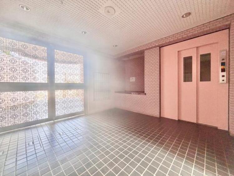 その他 管理が行き届いた清潔感のあるロビー。オートロックや防犯カメラも完備されており、マンションならではの防犯性の高さも住宅選びの大切な要素ですね。