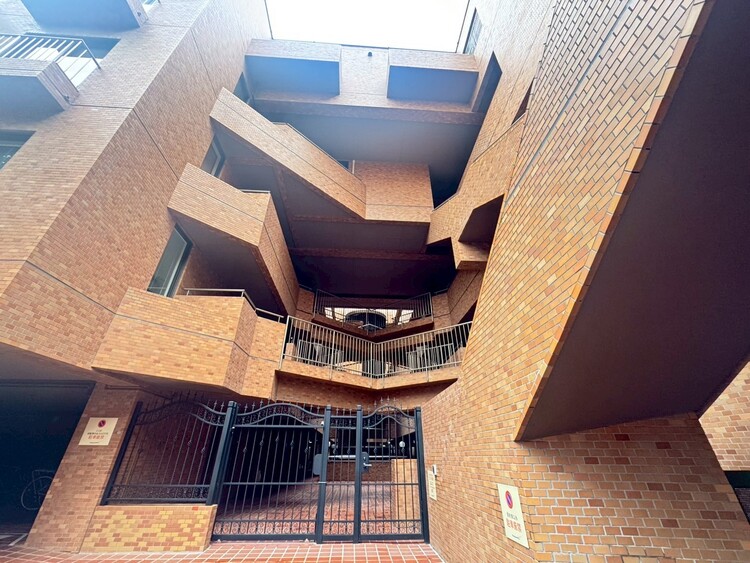 その他 上質感漂う玄関アプローチです。