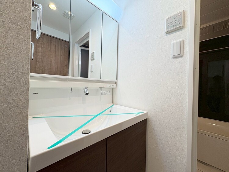 その他 清潔感を感じられる洗面化粧台。