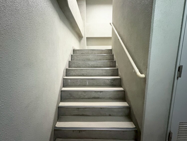 その他 共用部の階段です。明るく清潔に管理されています。
