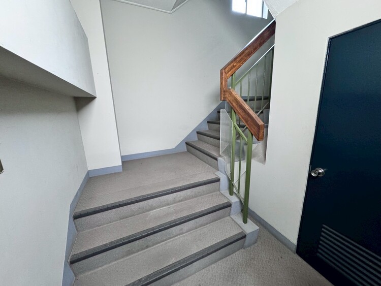 その他 共用部の階段です。明るく清潔に管理されています。