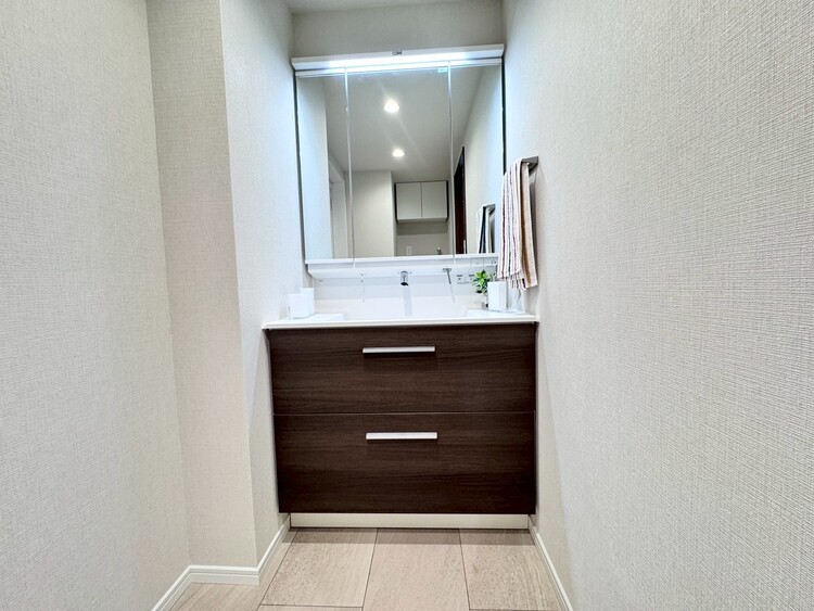 その他 清潔感を感じられる洗面化粧台。