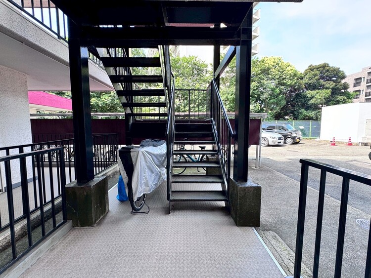 その他 共用部の階段です。明るく清潔に管理されています。