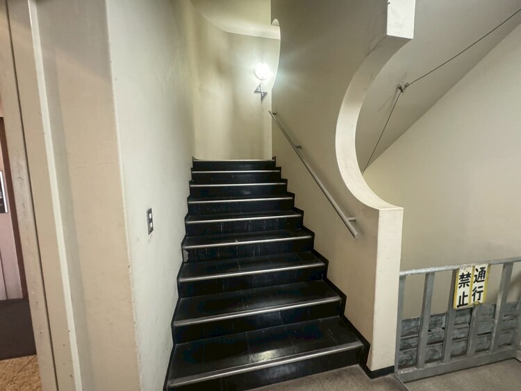 その他 共用部の階段です。明るく清潔に管理されています。