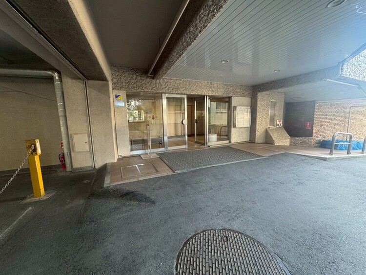 その他 上質感漂う玄関アプローチです。