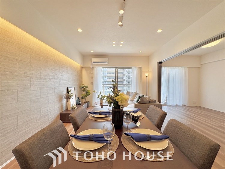 内装 忙しい朝でも、しっかり家族が揃って食事をして頂けるゆとりある大きさのダイニングスペース。リビングと和室の続き間は急な来客時になど使い勝手が良いです。実際の空間を体感してみて下さい！