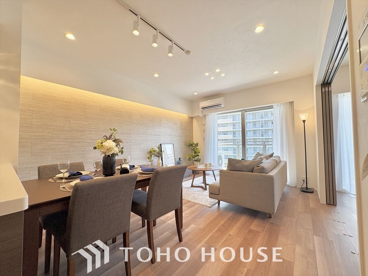 内装 【living】居心地のいい暮らしには欠かせない眩い採光。ゆったりとした幅の窓からこの空間に降り注ぐ採光が絶えない。明るいリビングこそ居心地のいい暮らしが待っているのだと思う。