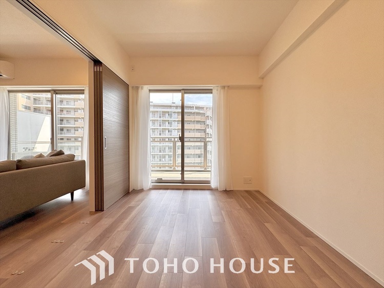 内装 【ROOM】感性を育むプライベートルームはシンプルでスマートな空間。好みの空間で読書をしたり、音楽を聞いたりと一人の時間も充実したものにできます。