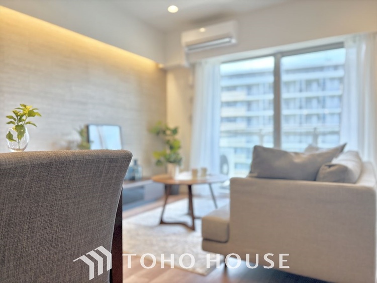 内装 叶えたかったのは落ち着きのあるナチュラルな風合い、そして開放感があるリビング。優雅な気分に浸れる幸せな時間を家族が自然と集まりたくなるこの空間で。