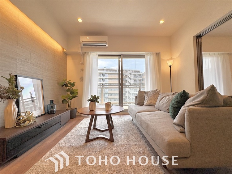 内装 ◆瀟洒な空間◆落ち着いた小棚や室内の緑光、アクセントのある彩が見事に調和させた瀟洒なリビングルーム。ここに集まる家族の会話と笑顔が絶え間なく続く幸せな空間。