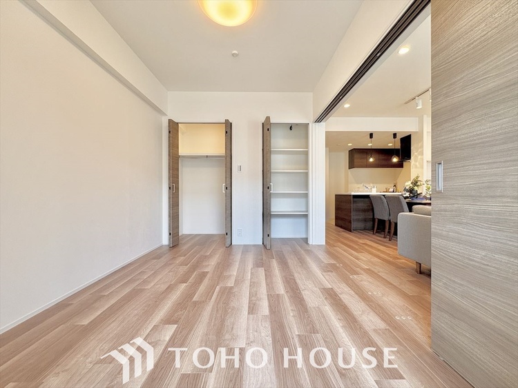 内装 風の通り道。舞い込んでくる風が優しく躍り、室内に爽やかな空気を運んでくる。そこに季節の息吹を感じて、いまがどんな季節なのかを実感する。