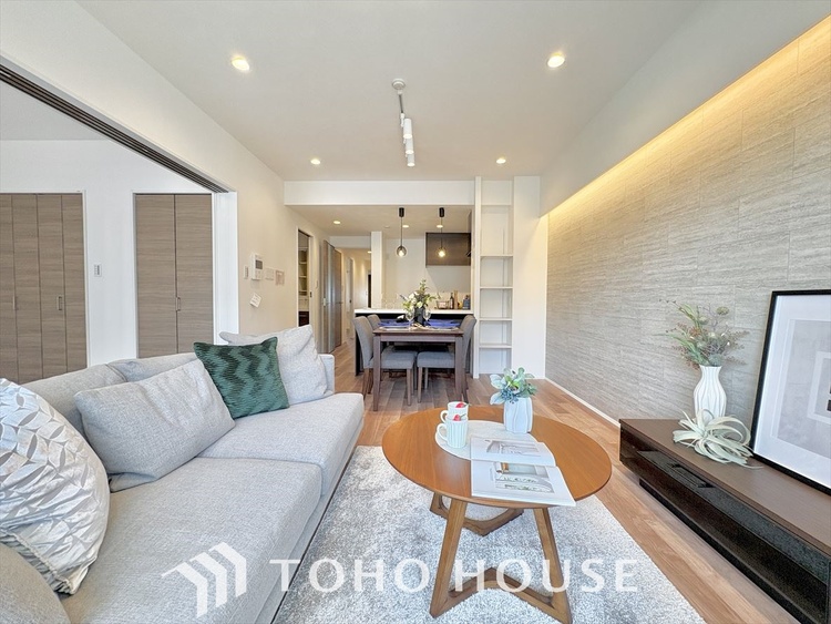 内装 ここはみんなが集い、食事と楽しい会話が始まる場所。話に夢中になりすぎて、ついつい時を忘れ、夜半過ぎになってしまう。そんな束の間の幸せを感じさせてくれます。