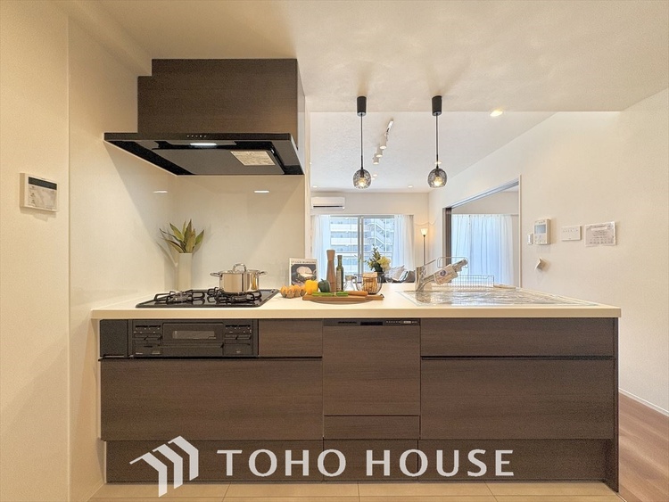 キッチン 手元の収納から、足元の収納までが全てスライド式で、奥のスペースまで有効に活用できます。奥まで上から見渡せるので、たまにしか使わない調理器具もサッと取出せます。