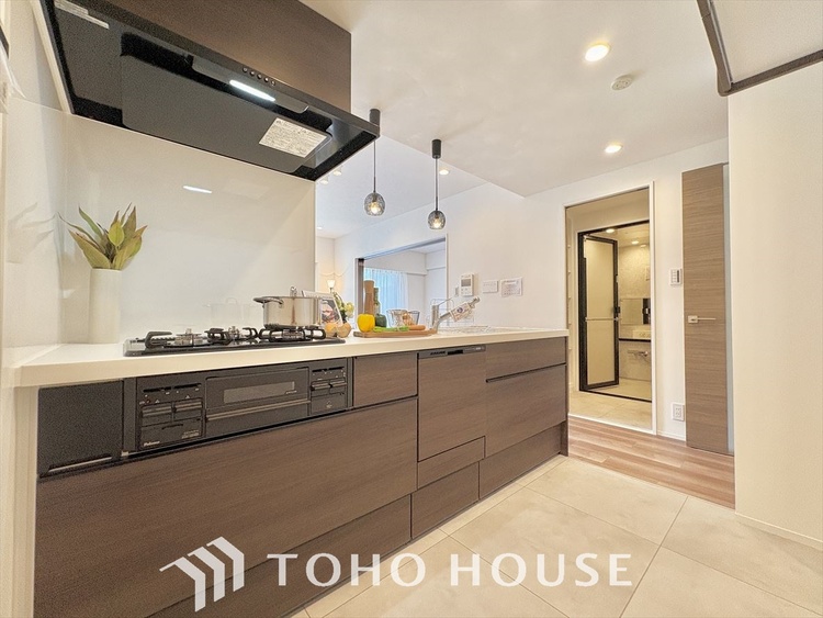 キッチン キッチンは家族の絆を育む大切な空間。シンプルで使い易いシステムキッチンで愉しく作る料理は愛情のある美味しいご馳走に。家族で使える対面式キッチンです。