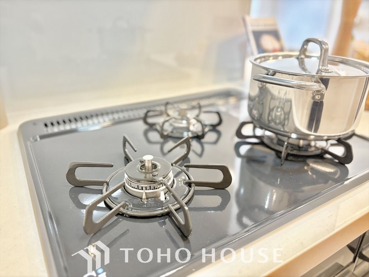 キッチン キッチンは家族の絆を育む大切な空間。シンプルで使い易いシステムキッチンで愉しく作る料理は愛情のある美味しいご馳走に。家族で使える対面式キッチンです。