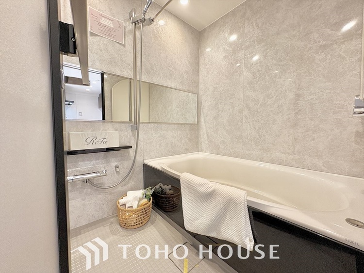 風呂 【浴室】《一日の疲れを落としてくれる場所は、落ち着く場所でなければならない》　高級感溢れるカラーと大きさ・柔らかな曲線で構成された半身浴も楽しめるバスタブが心地よさをもたらします。