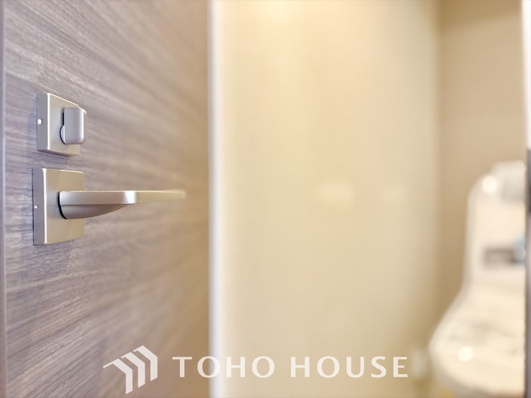 トイレ 清潔感あるホワイト調のクロスと温もり溢れるモダンカラーの床材が見事に調和した本邸宅は、毎日の生活を少しでも快適に過ごして頂ける様に落ち着いた雰囲気作りから行っています。