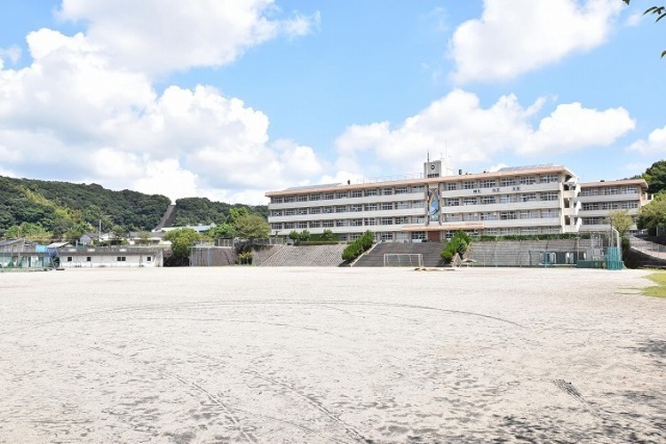周辺 谷山北中学校【鹿児島市立谷山北中学校】は、山田町に位置する1947年創立の中学校です。令和4年度の生徒数は658人で、24クラスあります。校訓は「精気・自主・友愛」で… 徒歩 約25分（約1950m）