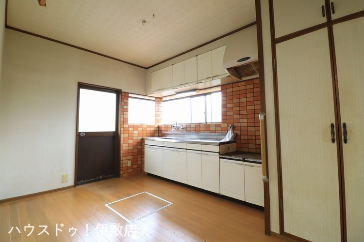 キッチン 【ダイニングキッチン】勝手口付きで玄関を通らずに、ゴミ出しができます