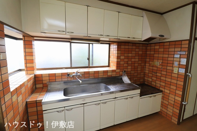 キッチン 【キッチン】吊戸棚付きで収納豊富です！