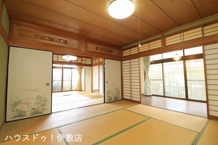 内装 【和室9帖×和室8帖】南側に窓が多くあり明るい和室です