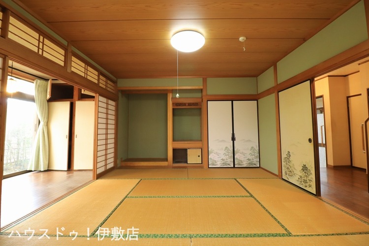 内装 【和室8帖】床の間と仏間付きの和室です