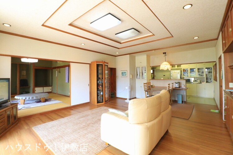 居間 【リビング】南側から日差しが入り、明るいリビング