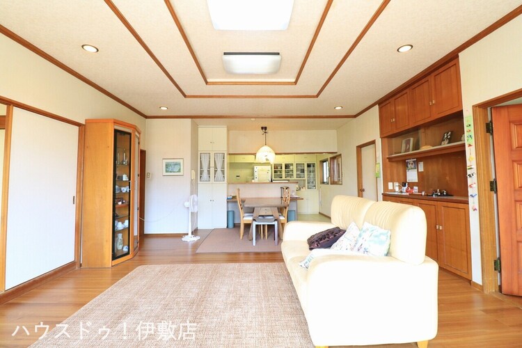 居間 【リビング】リビングに備え付きの収納付き！