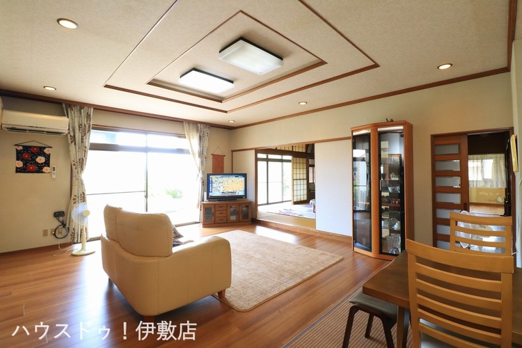 居間 【リビング】庭を見ながらのんびりと過ごせます！