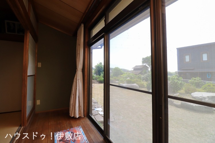 内装 【縁側】掃き出し窓がついており、庭に出入りも可能