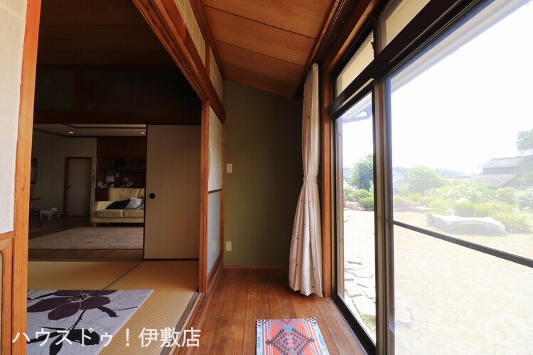 内装 【縁側】縁側でゆっくり日光浴ができそうです