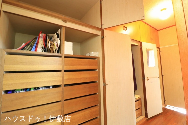 その他 【廊下収納】廊下には扉付きの収納付きで生活感を出さずに収納可能