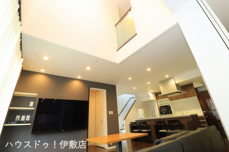 居間 【リビング】リビングに吹抜があり、開放感あり！