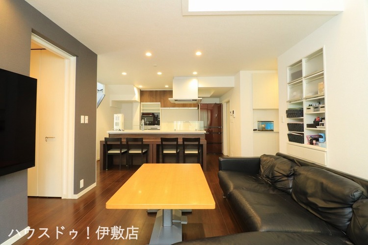 居間 【リビング】南側に掃き出し窓、吹抜があり、キッチン付近まで明るいです！